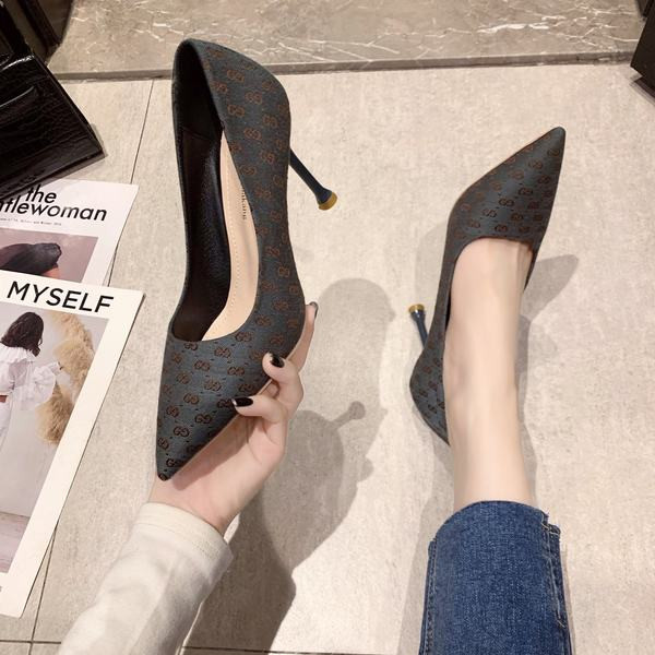 Elegantne ženske cipele od umjetne kože s modelom na tanku petu u špic