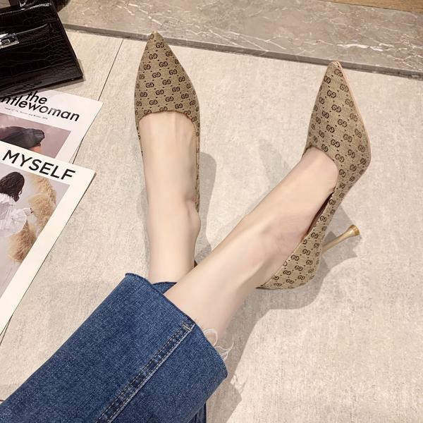 Elegantne ženske cipele od umjetne kože s modelom na tanku petu u špic