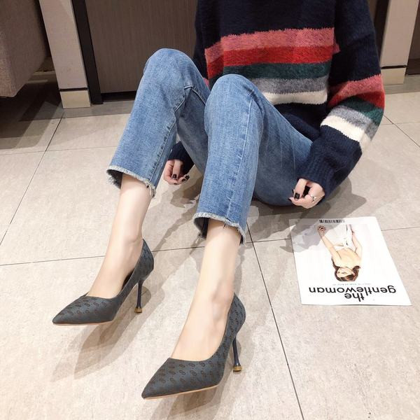 Elegantne ženske cipele od umjetne kože s modelom na tanku petu u špic