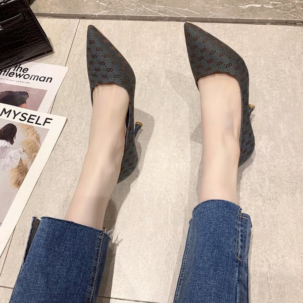 Elegantne ženske cipele od umjetne kože s modelom na tanku petu u špic