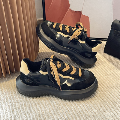 Γυναικεία παπούτσια από eco suede με επίπεδη πλατφόρμα