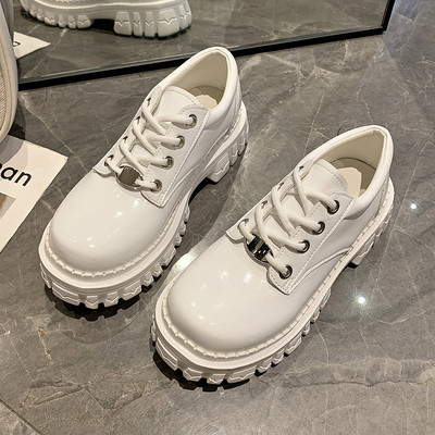 Laisvalaikio batai šiurkščiu padu ir užsegamais raišteliais