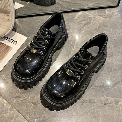 Laisvalaikio batai šiurkščiu padu ir užsegamais raišteliais