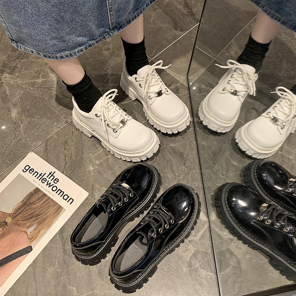 Laisvalaikio batai šiurkščiu padu ir užsegamais raišteliais