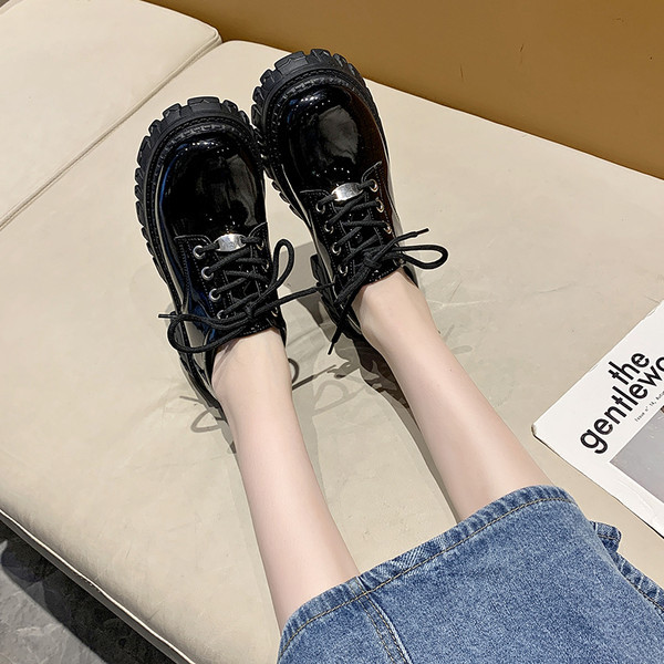 Laisvalaikio batai šiurkščiu padu ir užsegamais raišteliais