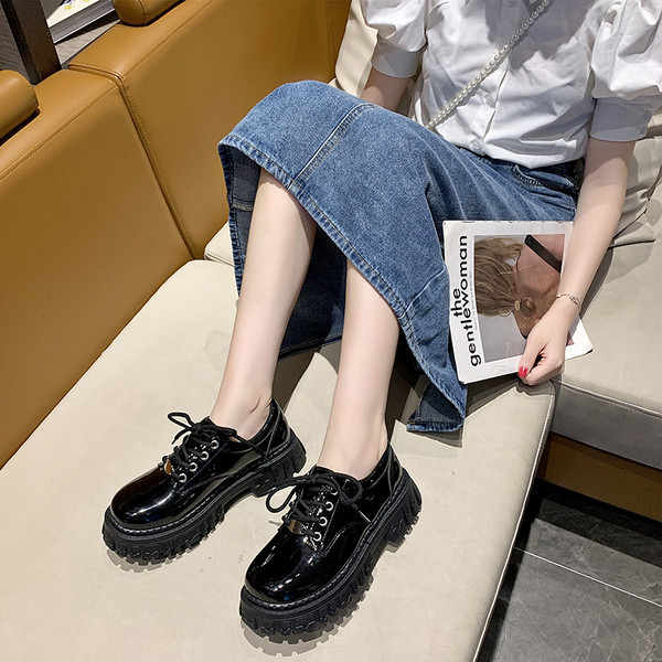 Laisvalaikio batai šiurkščiu padu ir užsegamais raišteliais