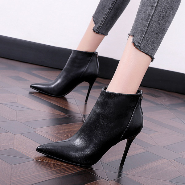 Elegantne ženske čizme od eko kože u dva modela na tanku petu