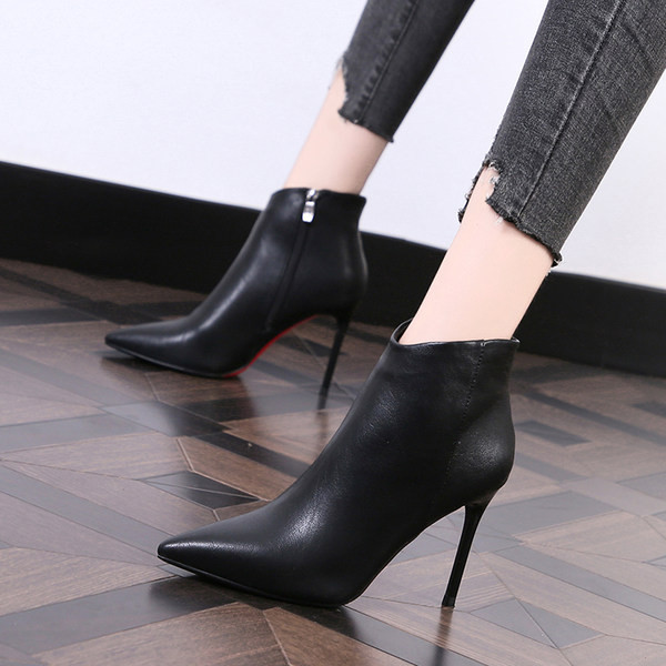 Γυναικείες μπότες με φερμουάρ και λεπτό τακούνι