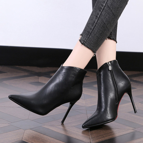 Γυναικείες μπότες με φερμουάρ και λεπτό τακούνι