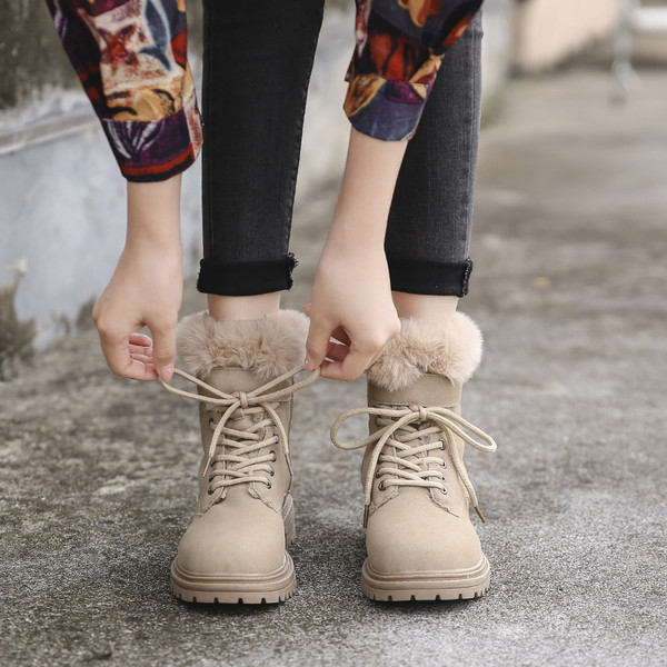 Ženske čizme s toplom postavom i grubim potplatom