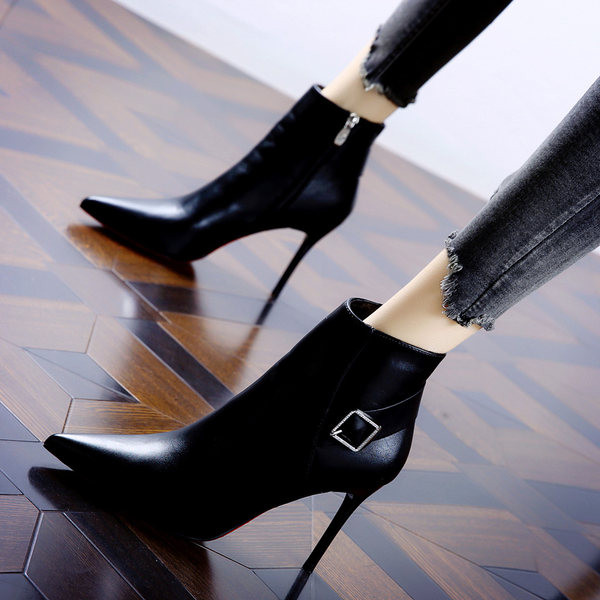 Дамски боти с катарама и тънък ток 