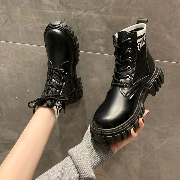 Ležerne kožne čizme s vezicama i natpisom