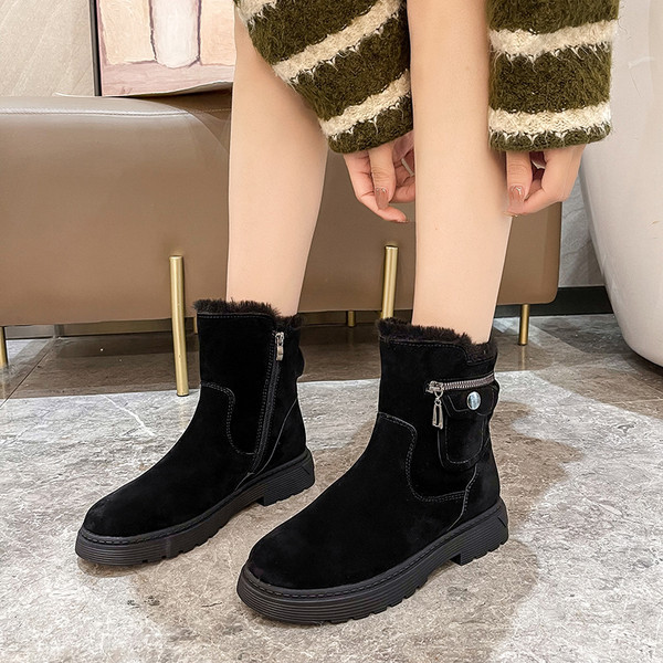 Ženske čizme s paperjem i metalnim ukrasom