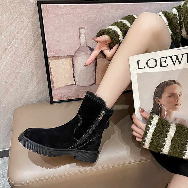 Ženske čizme s paperjem i metalnim ukrasom