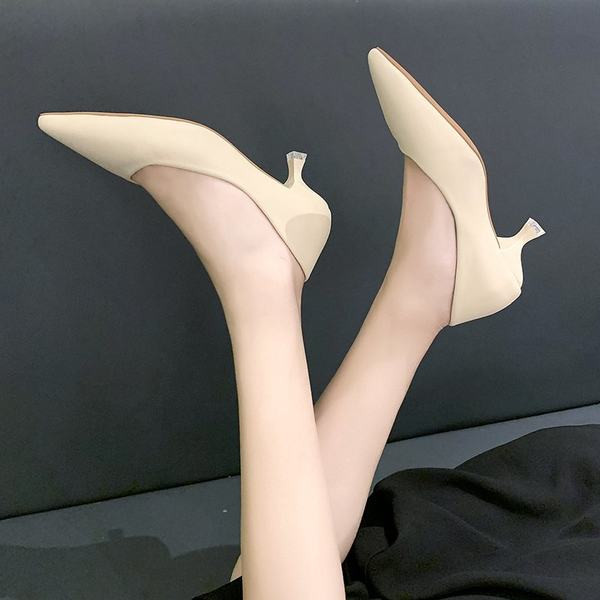 Obični model ženskih cipela na špic s niskom petom od 5 cm