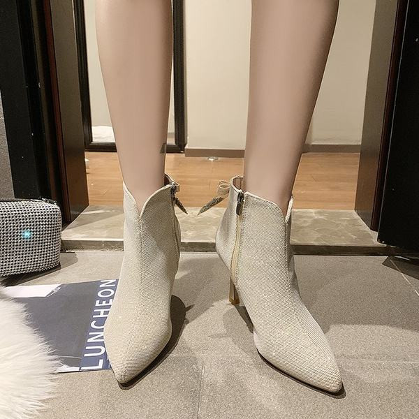 Jesenske čizme sa sjajnim efektom i trakom