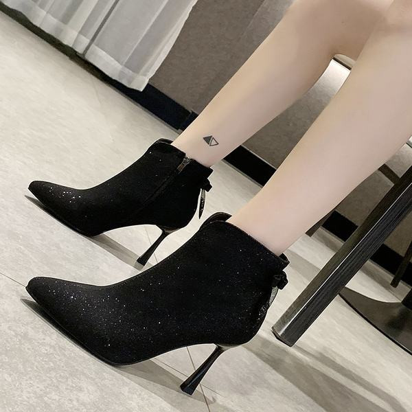 Jesenske čizme sa sjajnim efektom i trakom