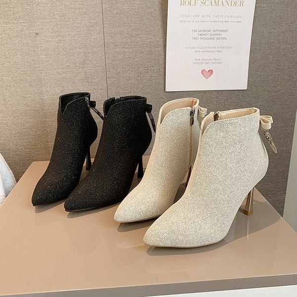 Jesenske čizme sa sjajnim efektom i trakom