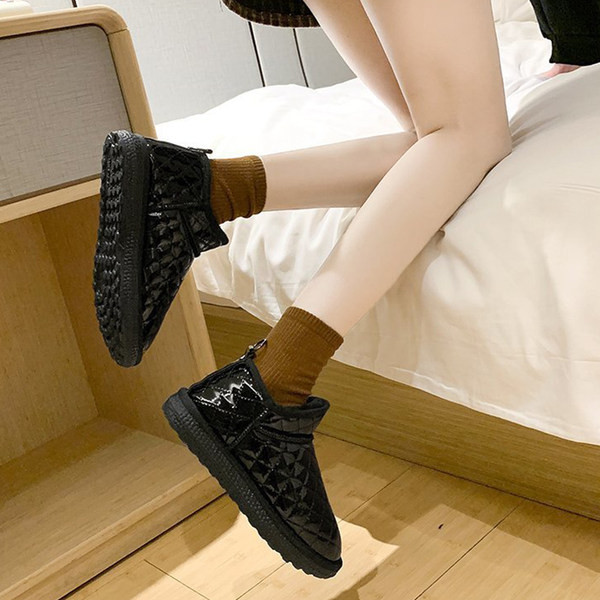 Aktuelne ženske čizme od eko kože sa ravnim đonom