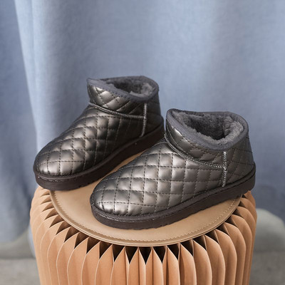 Γυναικείες μπότες με ζεστή φόδρα σε μαύρο και ασημί χρώμα