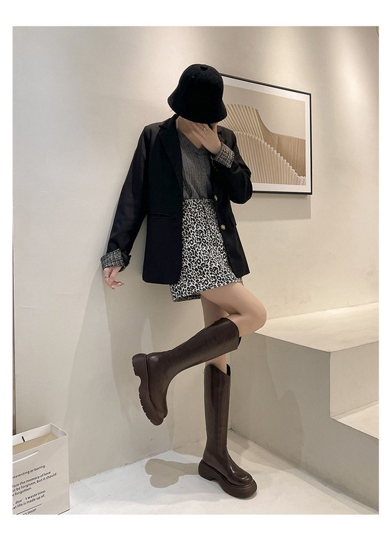 Moderne ženske čizme od umjetne kože u nekoliko veličina