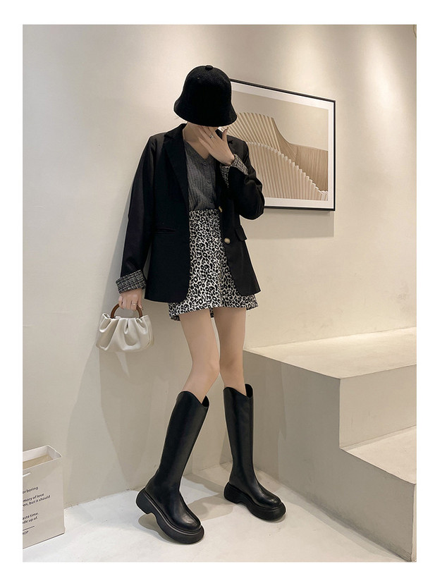 Moderne ženske čizme od umjetne kože u nekoliko veličina