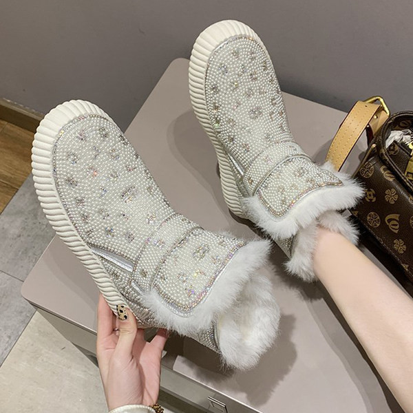 Ženske kožne čizme s perlama i puhom