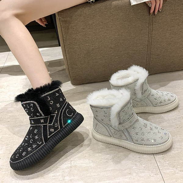 Ženske kožne čizme s perlama i puhom