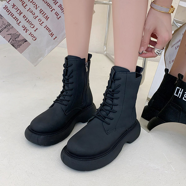 Ženske čizme s ravnim potplatom i vezicama