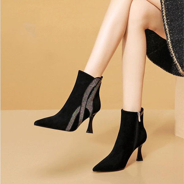 Ženske čizme s kamenčićima i potpeticama