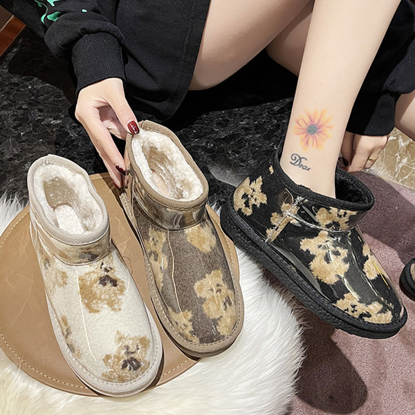 Ležerne čizme s toplom postavom i aplikacijom