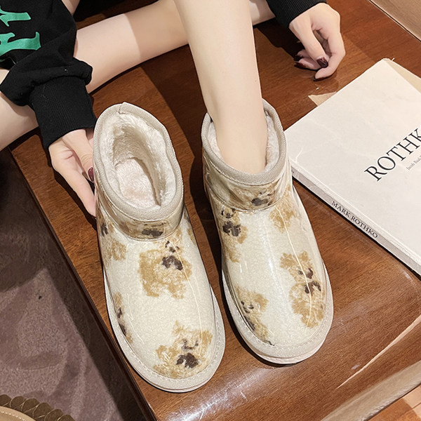 Ležerne čizme s toplom postavom i aplikacijom