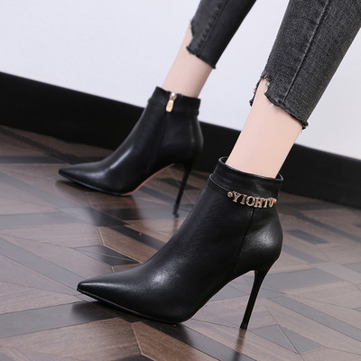 Elegantne ženske čizme na špic s kopčom