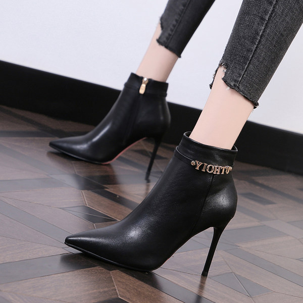 Elegantne ženske čizme na špic s kopčom