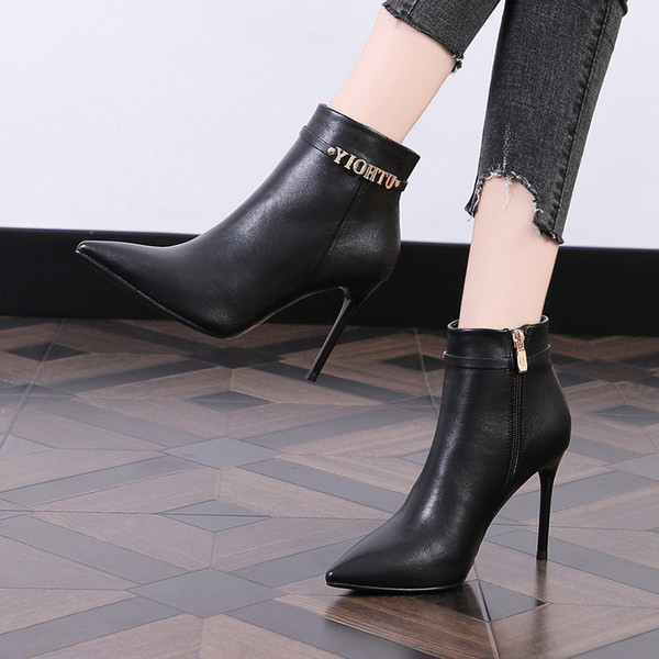 Elegantne ženske čizme na špic s kopčom