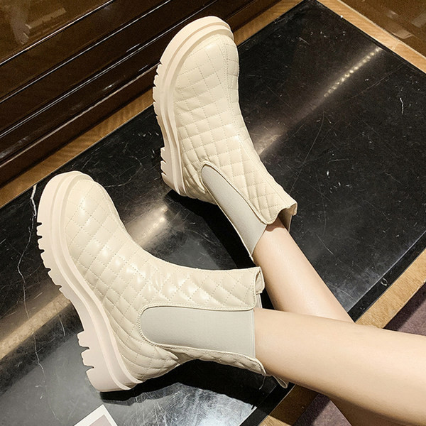 Дамски кожени боти с  равна подметка в бял и черен цвят 