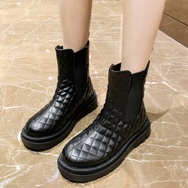 Дамски кожени боти с  равна подметка в бял и черен цвят 