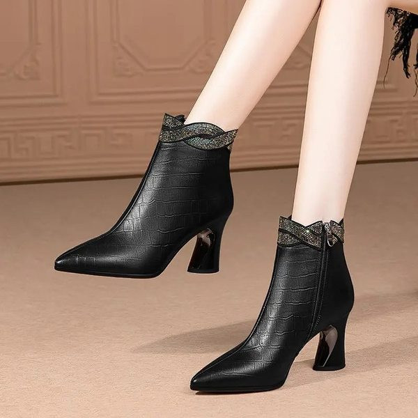 Elegantne ženske čizme na špic od eko kože sa debelom petom