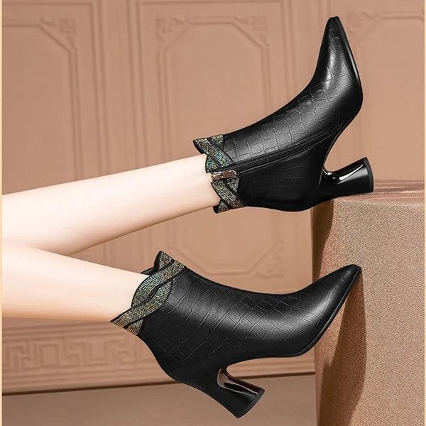 Elegantne ženske čizme na špic od eko kože sa debelom petom