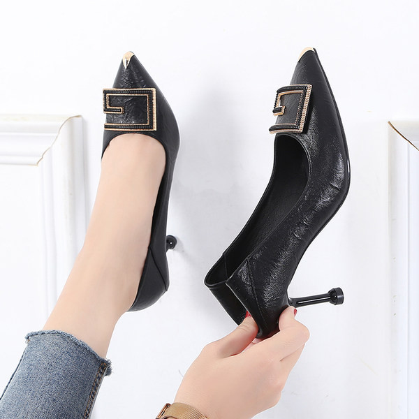 Elegantne ženske cipele s kopčom i tankom petom od 5 cm