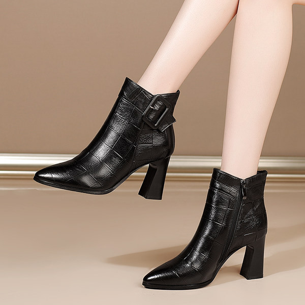 Нов модел кожени боти с дебел ток и катарама