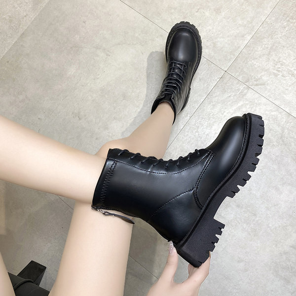 Običan model ženskih čizama od umjetne kože s patentnim zatvaračem