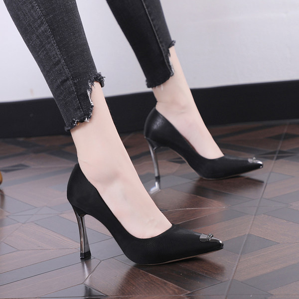 Izoštreni model ženskih kožnih cipela s metalnim vrhom