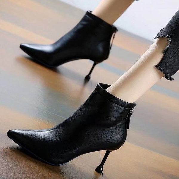Ženske kožne čizme na tanku petu - model na špic