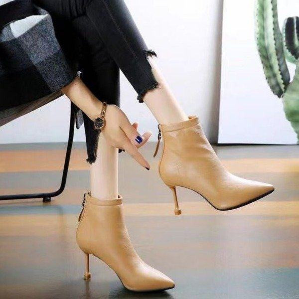 Ženske kožne čizme na tanku petu - model na špic