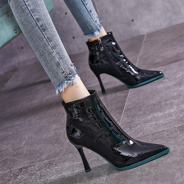 Γυναικείες μπότες λουστρίνι από ανάγλυφο οικολογικό δέρμα - μυτερό μοντέλο