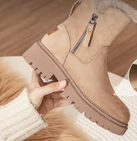 Ženske čizme s grubim potplatom, kopčanjem na patentni zatvarač i toplom postavom