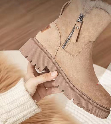 Ženske čizme s grubim potplatom, kopčanjem na patentni zatvarač i toplom postavom