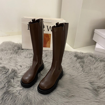 Običan model ženskih čizama od eko kože