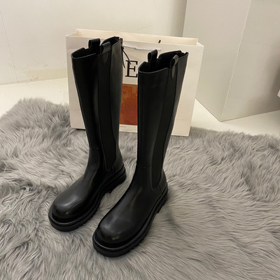 Običan model ženskih čizama od eko kože